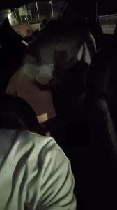 我开车对象和单男在后座上啪啪啪。太刺激了。