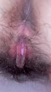 掰开老婆的逼给你们看粉穴湿逼